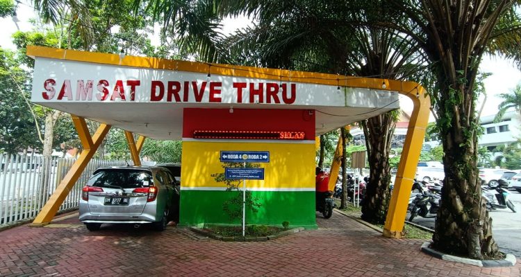 Samsat-Drive-Thru-(Dok.-Riau-Media-Center)