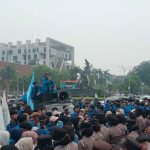 Sejumlah-mahasiswa-menggelar-aksi-unjuk-rasa-di-depan-Kantor-Gubernur-Riau,-Jalan-Jenderal-Sudirman,-Pekanbaru-(Dok.-Riau-Aktual)