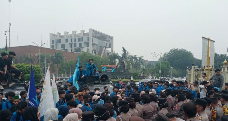 Sejumlah-mahasiswa-menggelar-aksi-unjuk-rasa-di-depan-Kantor-Gubernur-Riau,-Jalan-Jenderal-Sudirman,-Pekanbaru-(Dok.-Riau-Aktual)