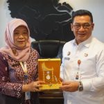 Sekretaris-Daerah-Provinsi-Riau-Syahrial-Abdi-dengan-Kepala-Balai-Bahasa-Provinsi-Riau-Umi-Kulsum-(Dok.-Riau-Aktual)