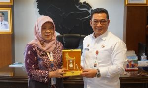 Sekretaris-Daerah-Provinsi-Riau-Syahrial-Abdi-dengan-Kepala-Balai-Bahasa-Provinsi-Riau-Umi-Kulsum-(Dok.-Riau-Aktual)