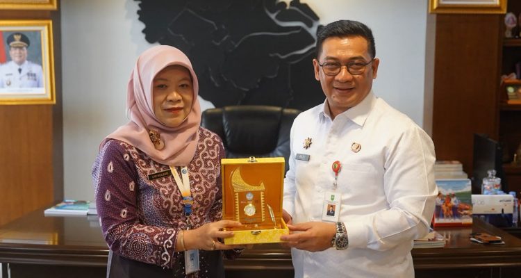 Sekretaris-Daerah-Provinsi-Riau-Syahrial-Abdi-dengan-Kepala-Balai-Bahasa-Provinsi-Riau-Umi-Kulsum-(Dok.-Riau-Aktual)