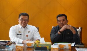 Sekretaris-Daerah-Provinsi-Riau-Syahrial-Abdi-saat-menerima-Sekretaris-Daerah-Kabupaten-(Sekdakab)-Inhu-Zulfahmi-Adrian-(Dok.-Riau-Aktual)