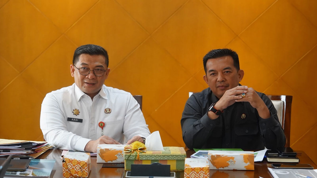 Sekretaris-Daerah-Provinsi-Riau-Syahrial-Abdi-saat-menerima-Sekretaris-Daerah-Kabupaten-(Sekdakab)-Inhu-Zulfahmi-Adrian-(Dok.-Riau-Aktual)