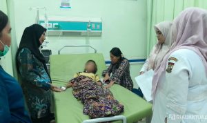 Siswi-SDN-44-Karya-Indah-menjalani-perawatan-di-RSD-Madani-setelah-menjalani-gejala-keracunan-usai-mengkonsumsi-MBG-(Dok.-Bayu-Riau-Aktual)
