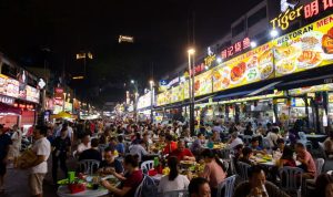 Street-Food-yang-Menjual-Berbagai-Macam-Makanan-Khas-Malaysia-(Dok.-Liputan6)