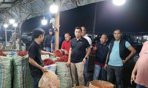TPID-Pekanbaru-yang-dipimpin-Sekda-Pekanbaru,-Zulhelmi-Arifin-turun-langsung-mengecek-harga-dan-pasokan-bahan-pokok-di-Pasar-Induk-(Dok.-Riau-Aktual)