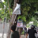 Tim-Bapenda-Kota-Pekanbaru,-melakukan-pembongkaran-iklan-yang-di-pasang-di-pohon.-(Dok.-Riau-Aktual)