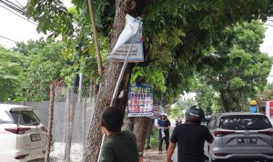 Tim-Bapenda-Kota-Pekanbaru,-melakukan-pembongkaran-iklan-yang-di-pasang-di-pohon.-(Dok.-Riau-Aktual)