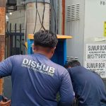 Tim-pengawas-Dishub-Pekanbaru-memeriksa-panel-PJU-yang-dicuri.-(Dok.-Riau-Aktual)