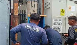 Tim-pengawas-Dishub-Pekanbaru-memeriksa-panel-PJU-yang-dicuri.-(Dok.-Riau-Aktual)