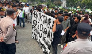 Unjuk-Rasa-di-DPRD-Pekanbaru,-Massa-Bidik-RE-atas-Dugaan-Pelanggaran-Kode-Etik-(Dok.-Cakaplah)