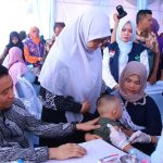 Wakil-Wali-Kota-Pekanbaru,-Markarius-Anwar-bersama-istri-menyaksikan-pemberian-imunisasi-anak.-(Dok.-Riau-Aktual)