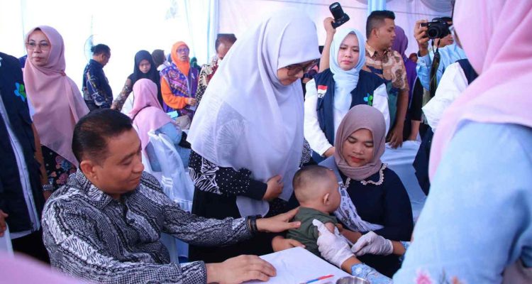 Wakil-Wali-Kota-Pekanbaru,-Markarius-Anwar-bersama-istri-menyaksikan-pemberian-imunisasi-anak.-(Dok.-Riau-Aktual)