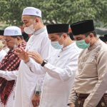 Wakil-Wali-Kota-Pekanbaru,-Markarius-Anwar-didampingi-Sekda-Pekanbaru,-Zulhelmi-Arifin-menjalani-Salat-Istisqa-bersama-masyarakat-(Dok.-Riau-Aktual)