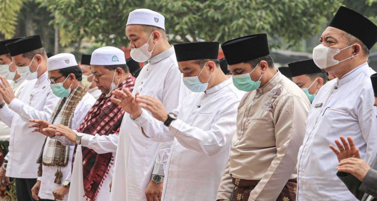 Wakil-Wali-Kota-Pekanbaru,-Markarius-Anwar-didampingi-Sekda-Pekanbaru,-Zulhelmi-Arifin-menjalani-Salat-Istisqa-bersama-masyarakat-(Dok.-Riau-Aktual)