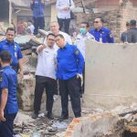 Wakil-Wali-Kota-Pekanbaru,-Markarius-Anwar-meninjau-kondisi-bangunan-yang-terbakar-(Dok.Riau-Aktual)
