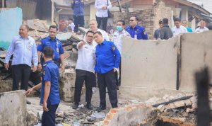 Wakil-Wali-Kota-Pekanbaru,-Markarius-Anwar-meninjau-kondisi-bangunan-yang-terbakar-(Dok.Riau-Aktual)