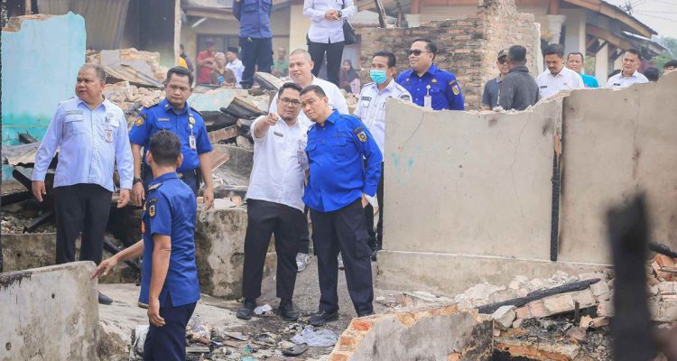 Wakil-Wali-Kota-Pekanbaru,-Markarius-Anwar-meninjau-kondisi-bangunan-yang-terbakar-(Dok.Riau-Aktual)