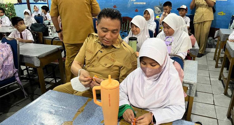 Wakil-Wali-Kota-Pekanbaru,-Markarius-Anwar-meninjau-pembelajaran-tatap-muka-terbatas-di-salah-satu-sekolah-beberapa-waktu.(Dok.-Riau-Aktual)