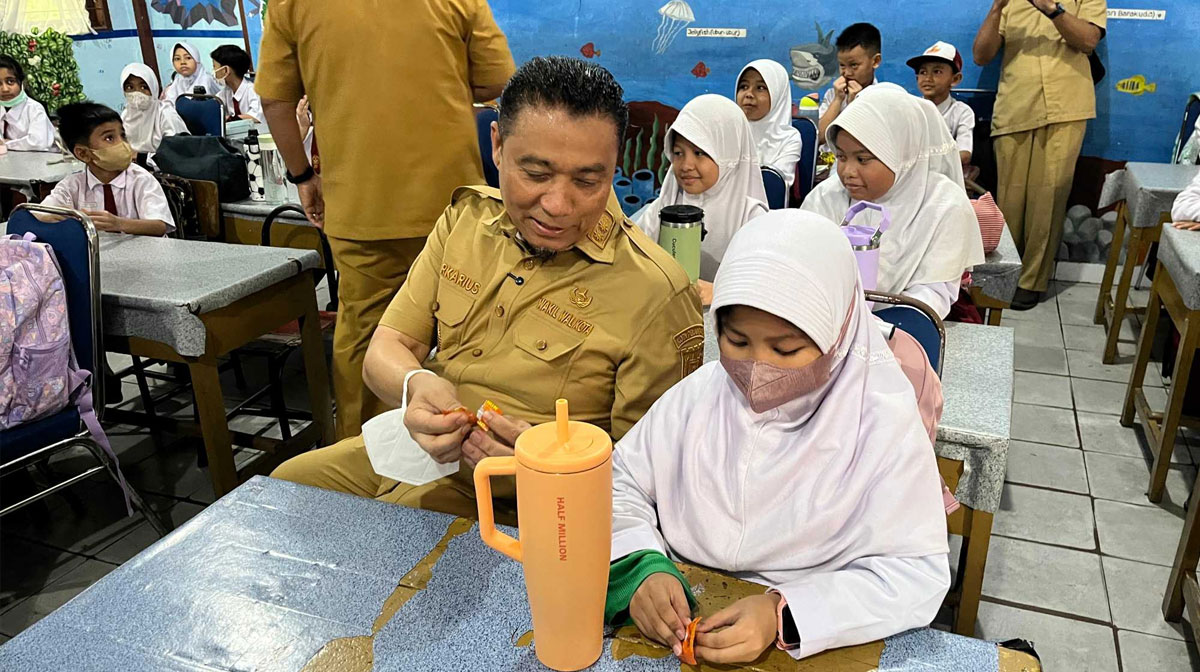 Wakil-Wali-Kota-Pekanbaru,-Markarius-Anwar-meninjau-pembelajaran-tatap-muka-terbatas-di-salah-satu-sekolah-beberapa-waktu.(Dok.-Riau-Aktual)