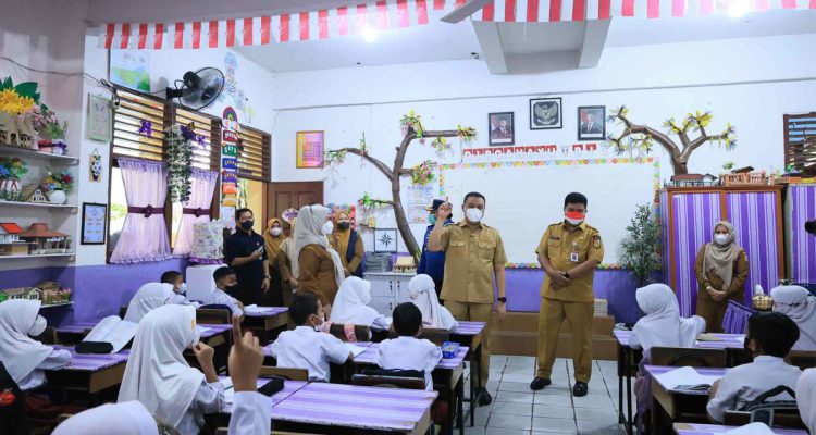 Wakil-Wali-Kota-Pekanbaru-Meninjau-Belajar-Tatap-Muka-(Dok.-Riau-Aktual)