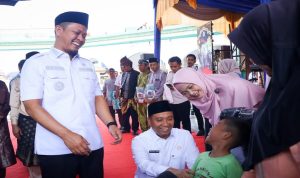 Wali-Kota-Pekanbaru,-Agung-Nugroho-bersama-Wakil-Wali-Kota,-Markarius-Anwar-menyerahkan-bantuan-kepada-salah-seorang-anak-(Dok.-Riau-Aktual)