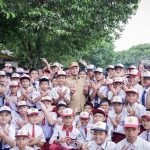 Wali-Kota-Pekanbaru,-Agung-Nugroho-bersama-murid-SD-dalam-tinjuan-kerja-beberapa-waktu-lalu.-(Dok.-Riau-Aktual)