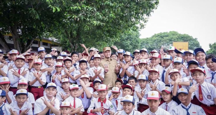 Wali-Kota-Pekanbaru,-Agung-Nugroho-bersama-murid-SD-dalam-tinjuan-kerja-beberapa-waktu-lalu.-(Dok.-Riau-Aktual)