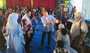 Wali-Kota-Pekanbaru,-Agung-Nugroho-didampingi-Wakil-Wali-Kota-Markarius-Anwar-memberikan-secara-simbolis-seragam-ke-siswa-baru.-(Dok.-Riau-Aktual)
