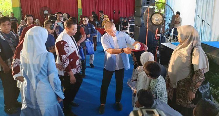 Wali-Kota-Pekanbaru,-Agung-Nugroho-didampingi-Wakil-Wali-Kota-Markarius-Anwar-memberikan-secara-simbolis-seragam-ke-siswa-baru.-(Dok.-Riau-Aktual)