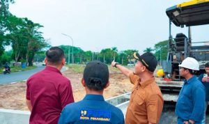 Wali-Kota-Pekanbaru,-Agung-Nugroho-meninjau-pekerjaan-Simpang-Sebidang-Arifin-Ahmad.-(Dok.-Riau-Aktual)