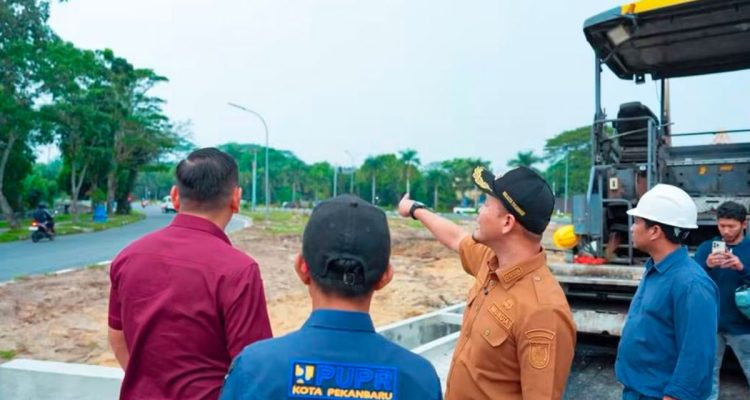 Wali-Kota-Pekanbaru,-Agung-Nugroho-meninjau-pekerjaan-Simpang-Sebidang-Arifin-Ahmad.-(Dok.-Riau-Aktual)