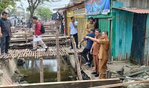 Wali-Kota-Pekanbaru,-Agung-Nugroho-meninjau-pembangunan-drainase-Jalan-Paus.-(Dok.-Riau-Aktual)