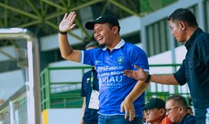 Wali-Kota-Pekanbaru,-Agung-Nugroho-menonton-pertandingan-dan-memberikan-dukungan-langsung-ke-pemain-PSPS-Pekanbaru.-(Dok.-Riau-Aktual)