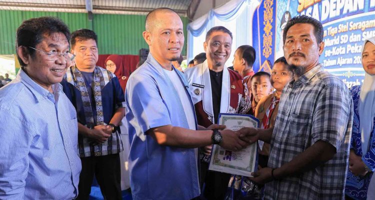 Wali-Kota-Pekanbaru,-Agung-Nugroho-menyerahkan-secara-simbolis-ijazah-yang-telah-ditebus-ke-orangtua-siswa.(Dok.-Riau-Aktual)